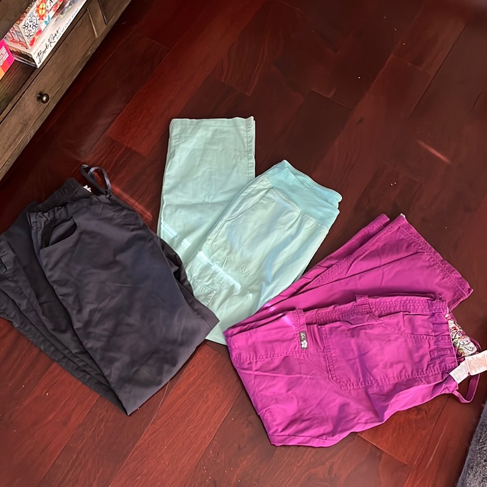 Women’s scrub bottoms size medium